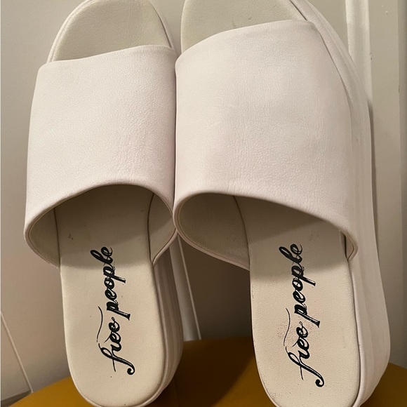 Free People platform slides - Picture 11 of 17